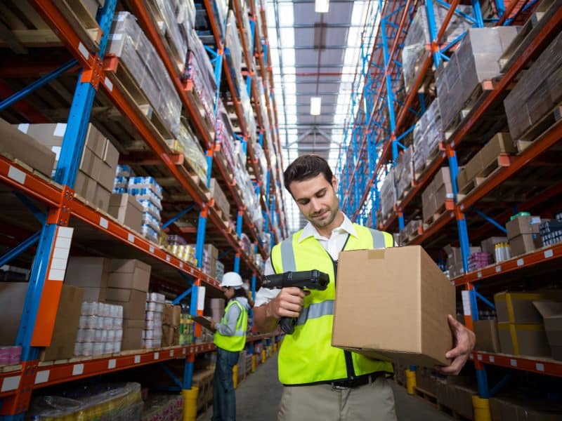Worker,Scanning,A,Box,In,Warehouse
